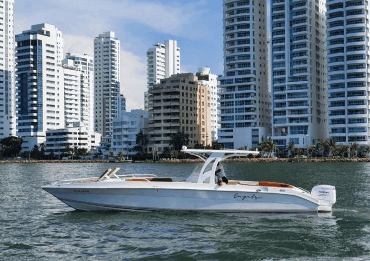 alquiler de lancha gayatri para paseo a cholon